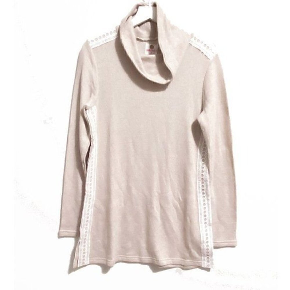 NWT Marleylilly turtleneck top with lace trims
